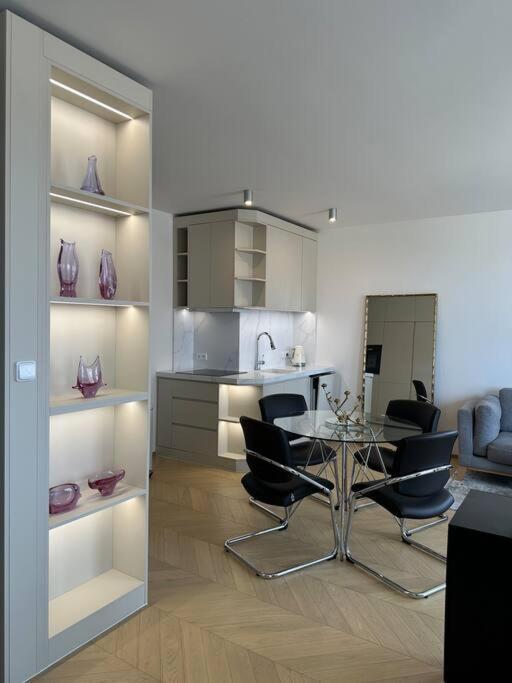 Luxe Near The Airport Apartment *