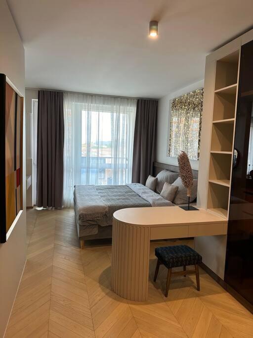 Luxe Near The Airport Apartment Prague